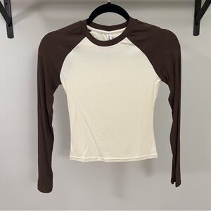 ⭐️ 2/$30 ⭐️ Brown and Cream Long Sleeve Fitted Tee